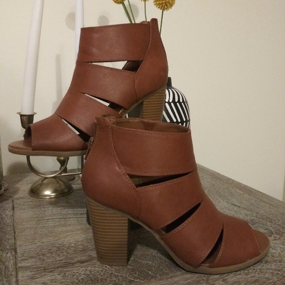 Sonoma Shoes - Camel tan slotted peep toe heel